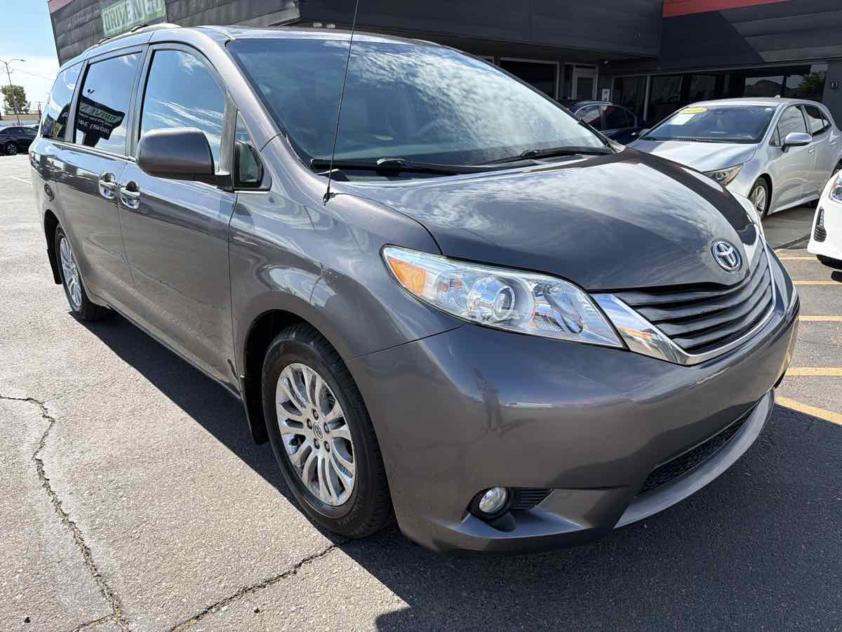 2011 Toyota Sienna XLE - Photo 7