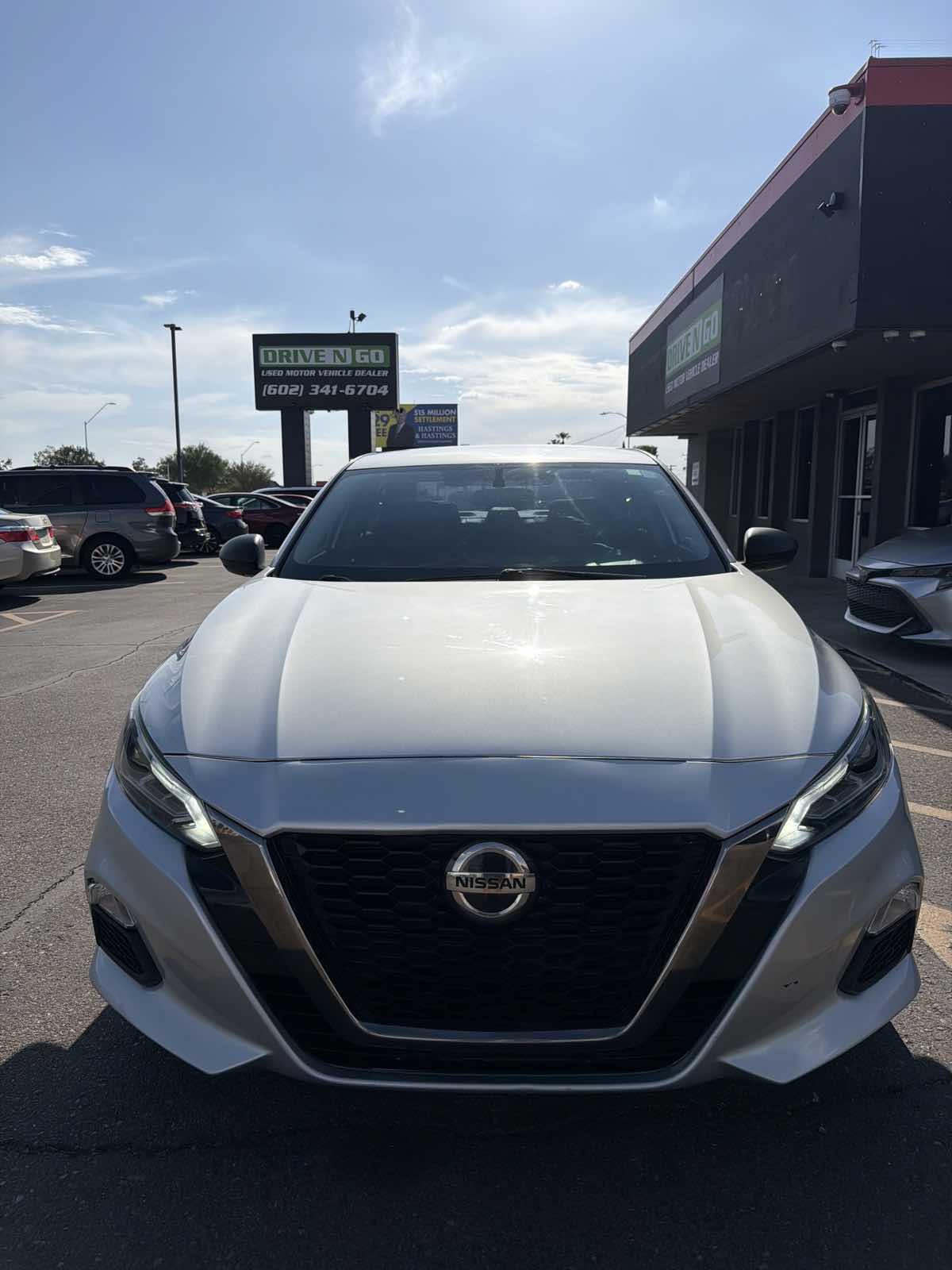 2019 Nissan Altima SR - Photo 2