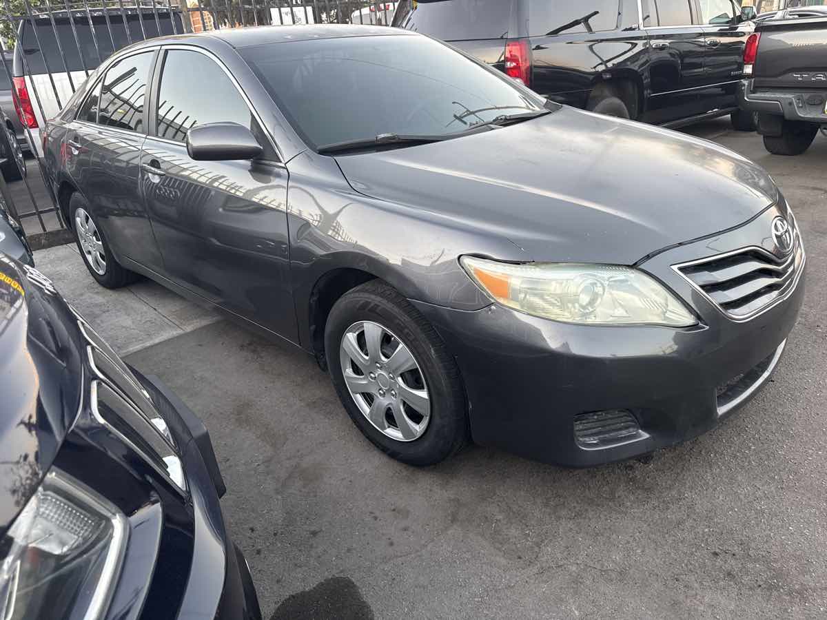2010 Toyota Camry LE - Photo 2