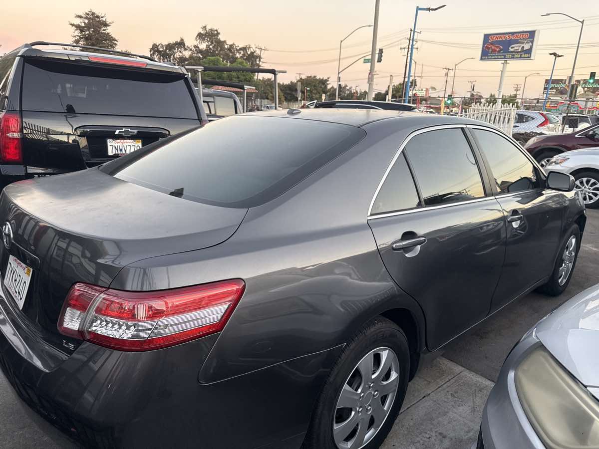 2010 Toyota Camry LE - Photo 4