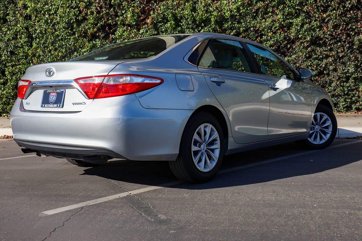 2016 Toyota Camry LE photo 3