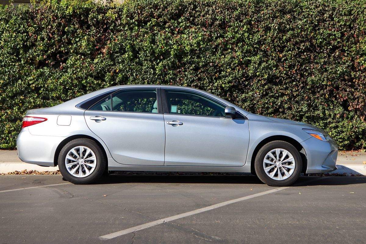 2016 Toyota Camry LE photo 2