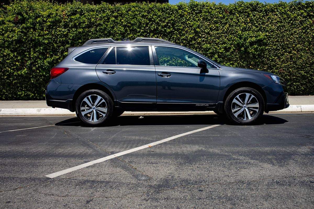 2018 Subaru Outback Limited photo 2