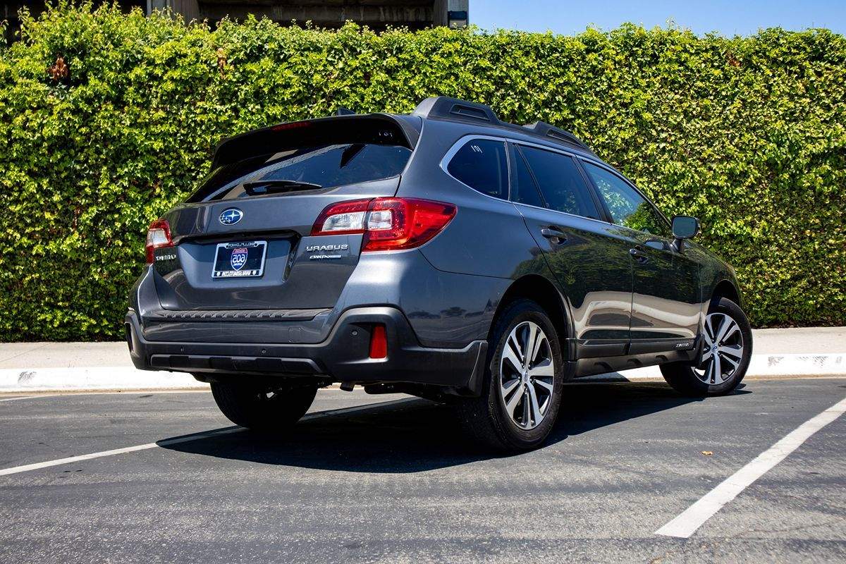 2018 Subaru Outback Limited photo 3