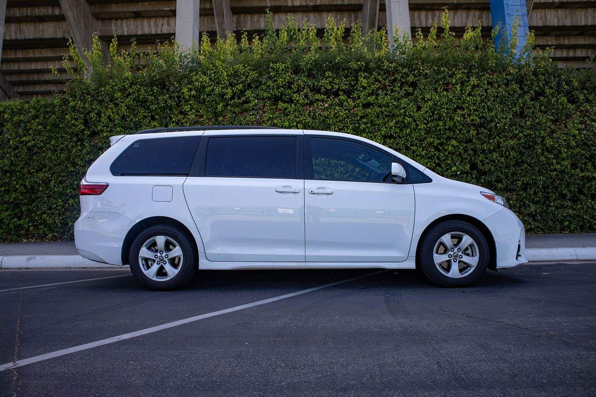 2019 Toyota Sienna LE photo 3