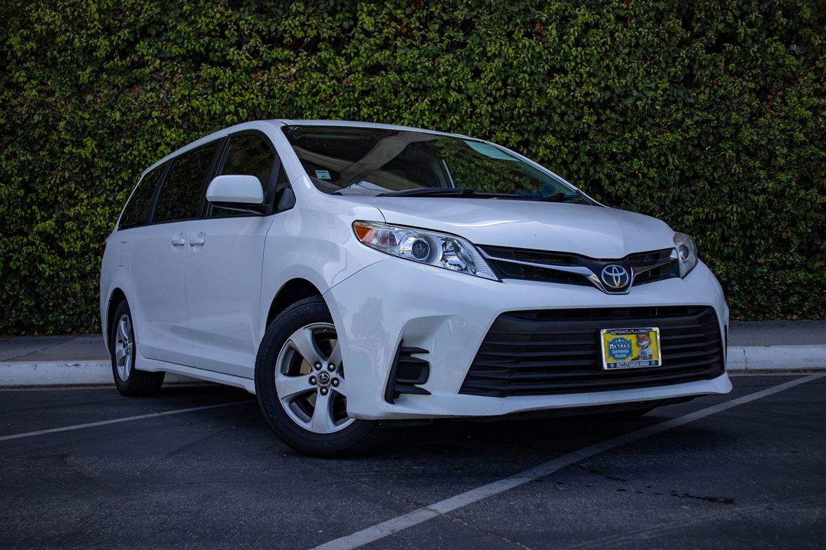 2019 Toyota Sienna LE photo 2