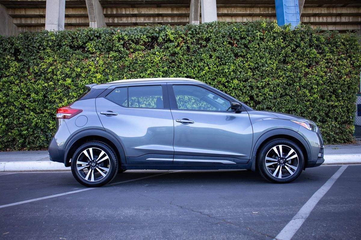 2019 Nissan Kicks SR photo 3
