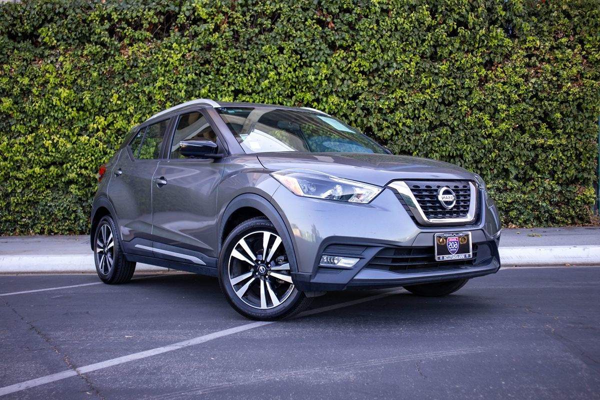 2019 Nissan Kicks SR photo 2