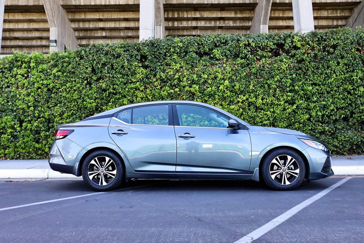 2020 Nissan Sentra SV photo 3