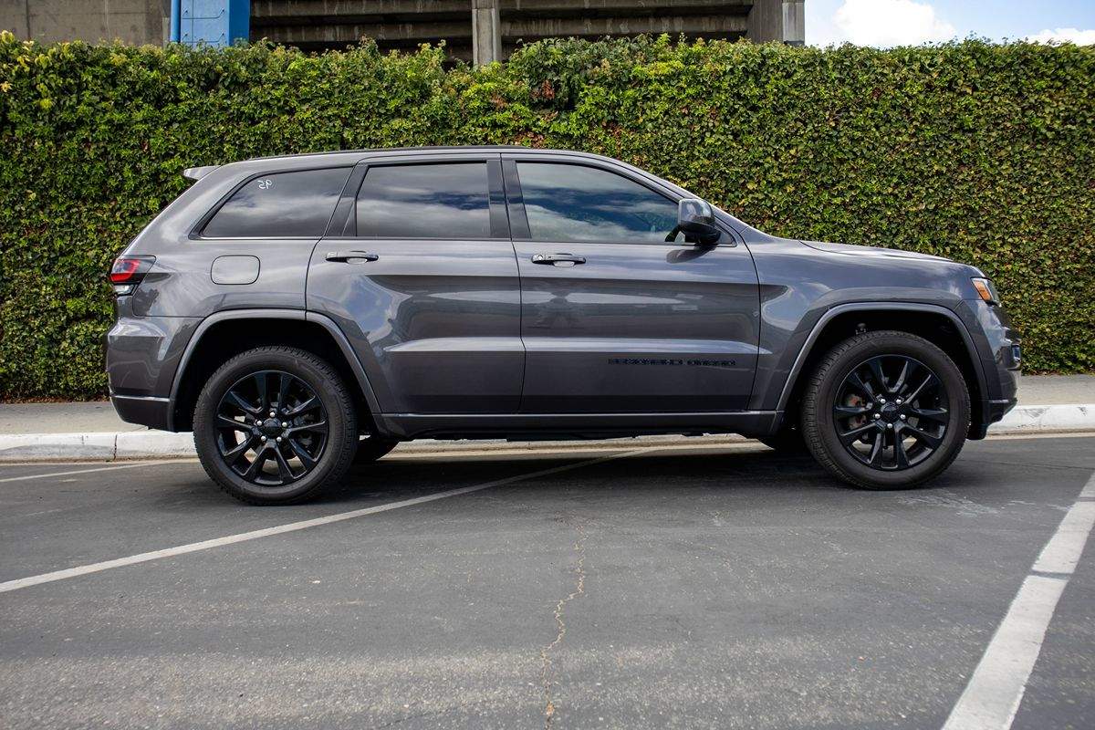 2018 Jeep Grand Cherokee Altitude photo 3