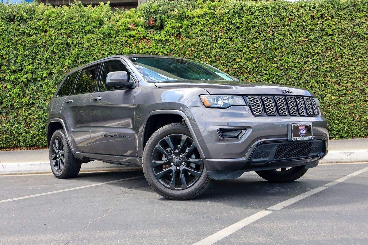 2018 Jeep Grand Cherokee Altitude photo 2
