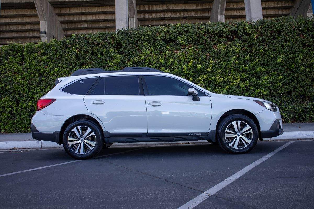 2018 Subaru Outback Limited photo 3