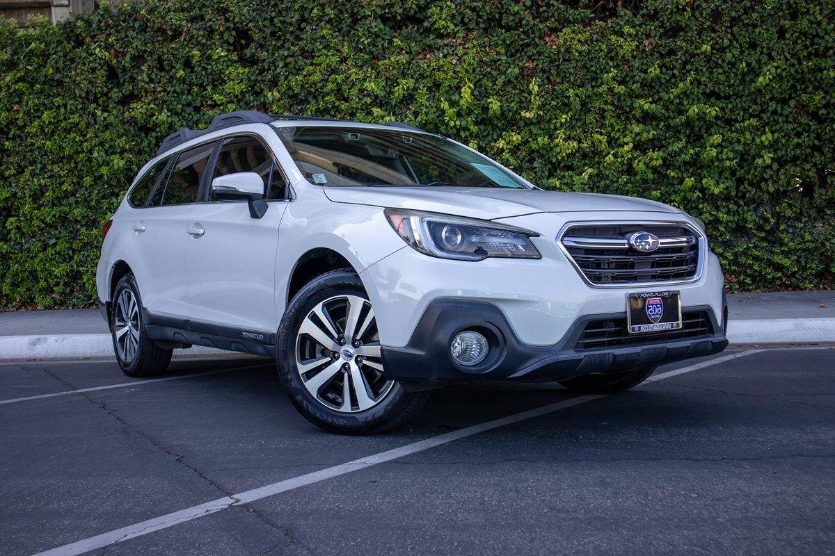 2018 Subaru Outback Limited photo 2