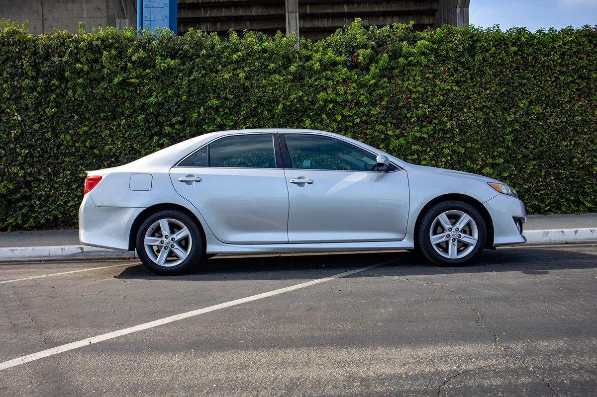 2013 Toyota Camry SE photo 3