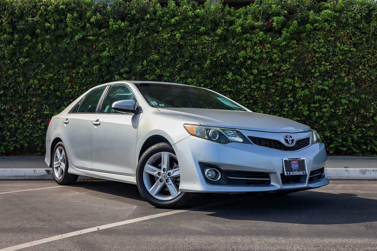 2013 Toyota Camry SE photo 2