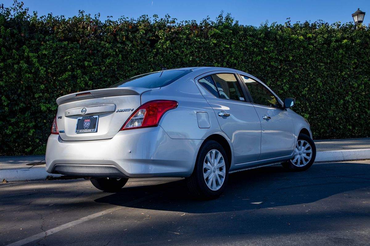 2016 Nissan Versa SV Plus photo 4