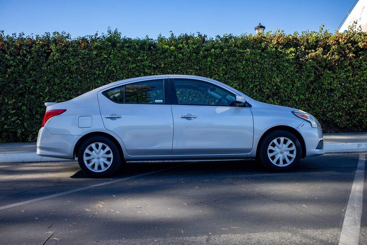 2016 Nissan Versa SV Plus photo 3