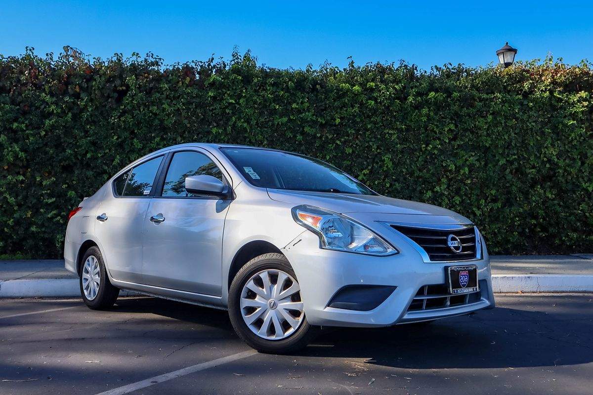 2016 Nissan Versa SV Plus photo 2