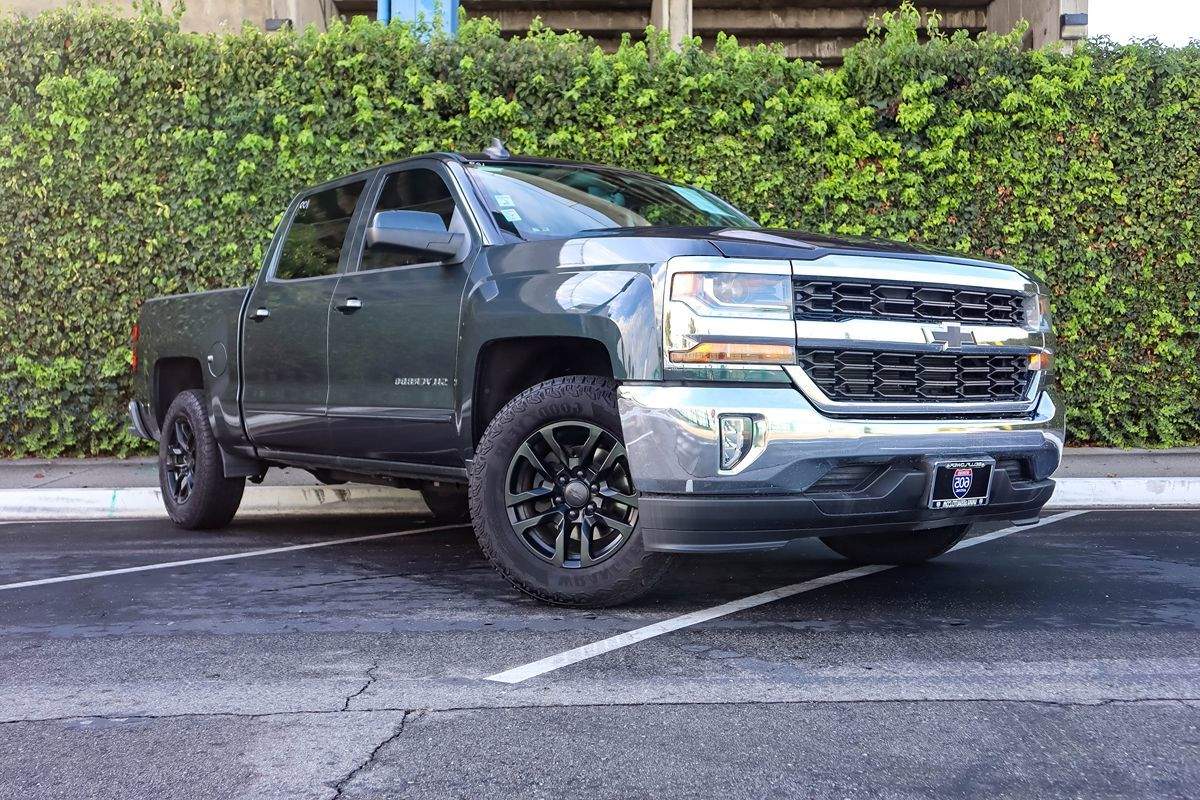 2018 Chevrolet Silverado 1500 LT photo 2