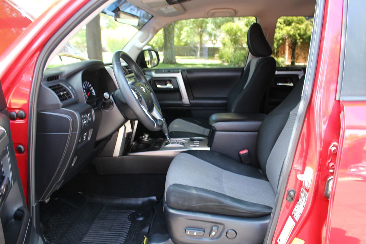 2016 Toyota 4Runner SR5 photo 8