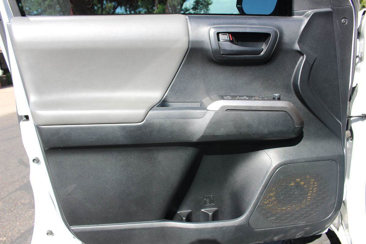 2017 Toyota Tacoma SR5 photo 10