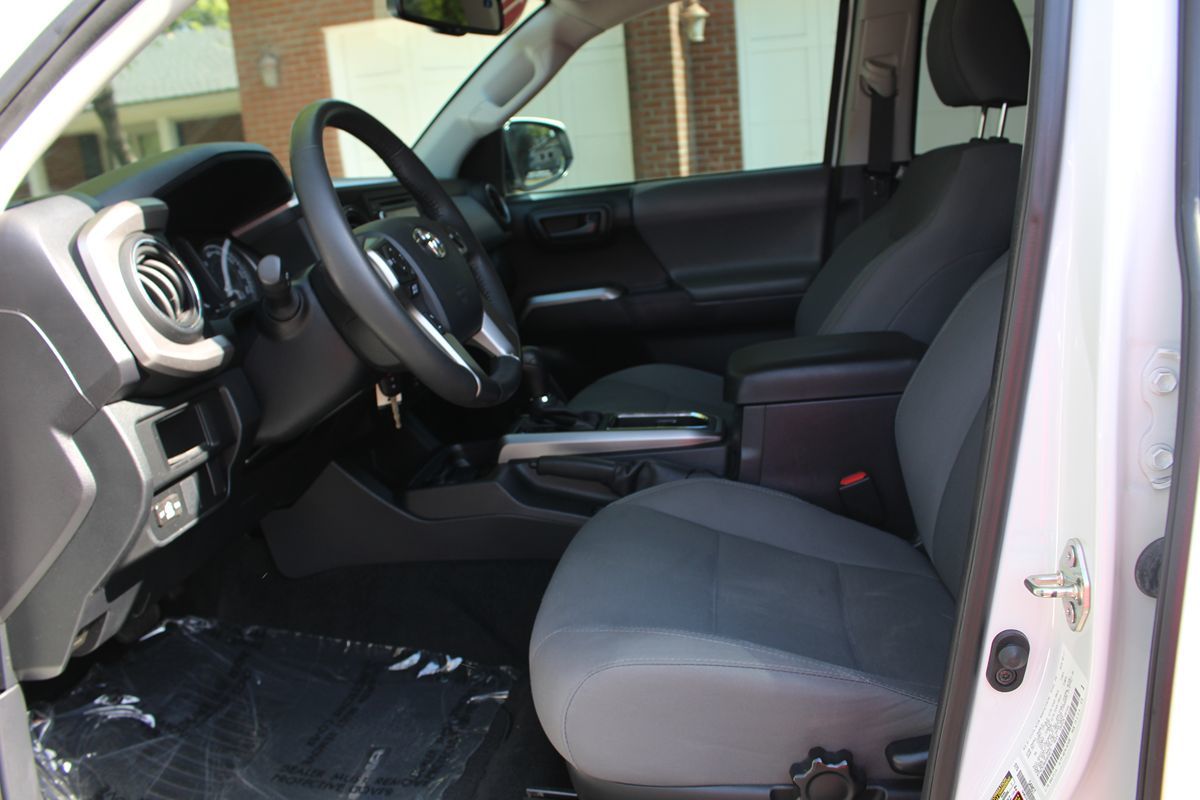 2017 Toyota Tacoma SR5 photo 8