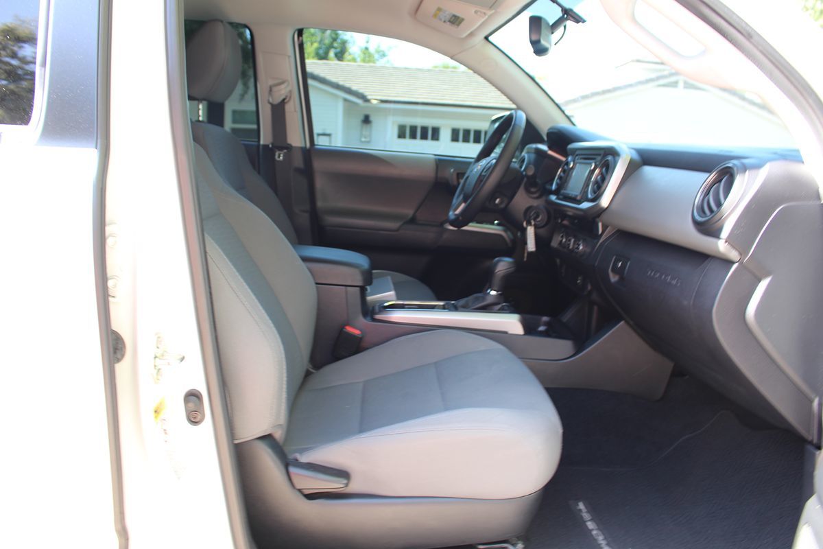 2017 Toyota Tacoma SR5 photo 16