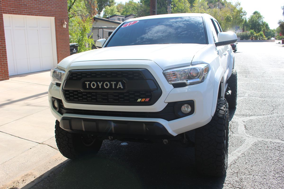 2017 Toyota Tacoma SR5 photo 24