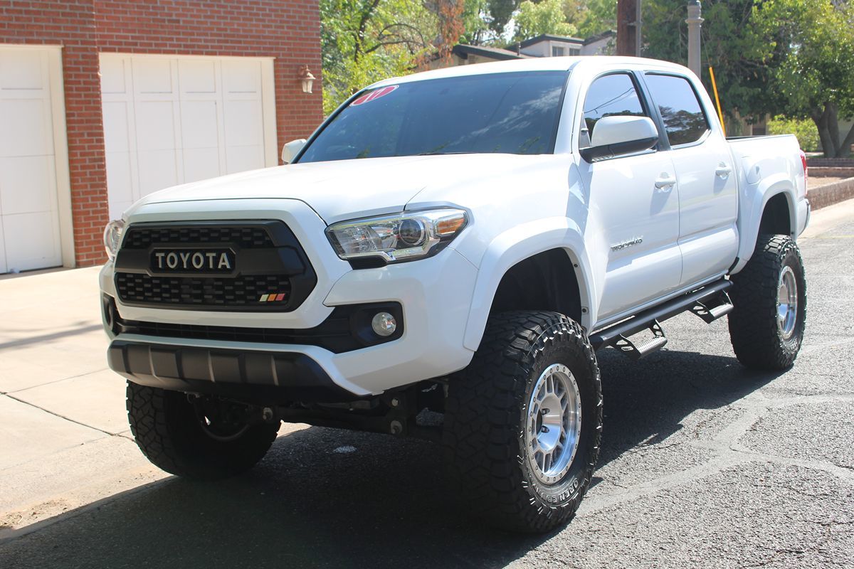 2017 Toyota Tacoma SR5 photo 25