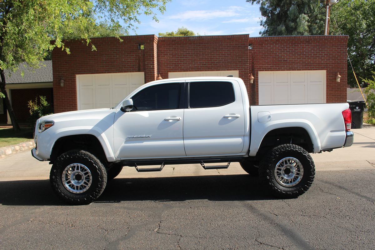 2017 Toyota Tacoma SR5 photo 2