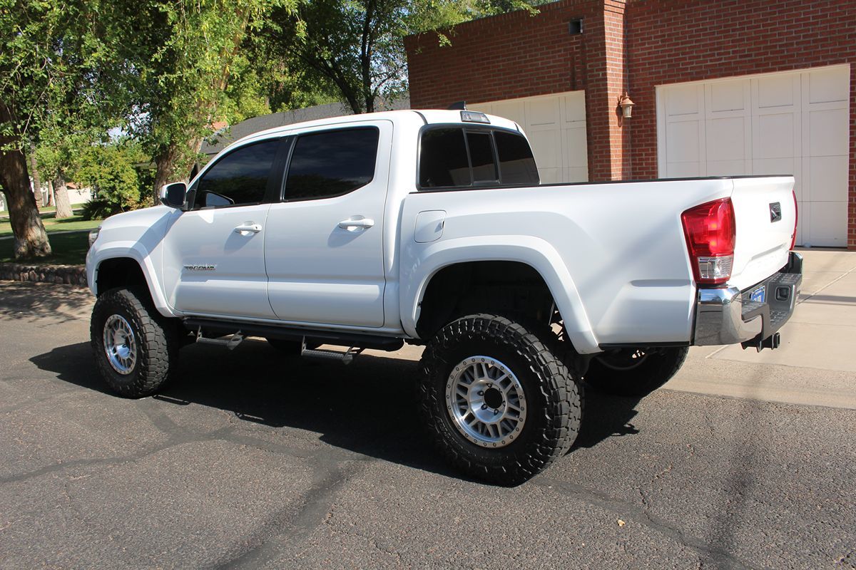 2017 Toyota Tacoma SR5 photo 28