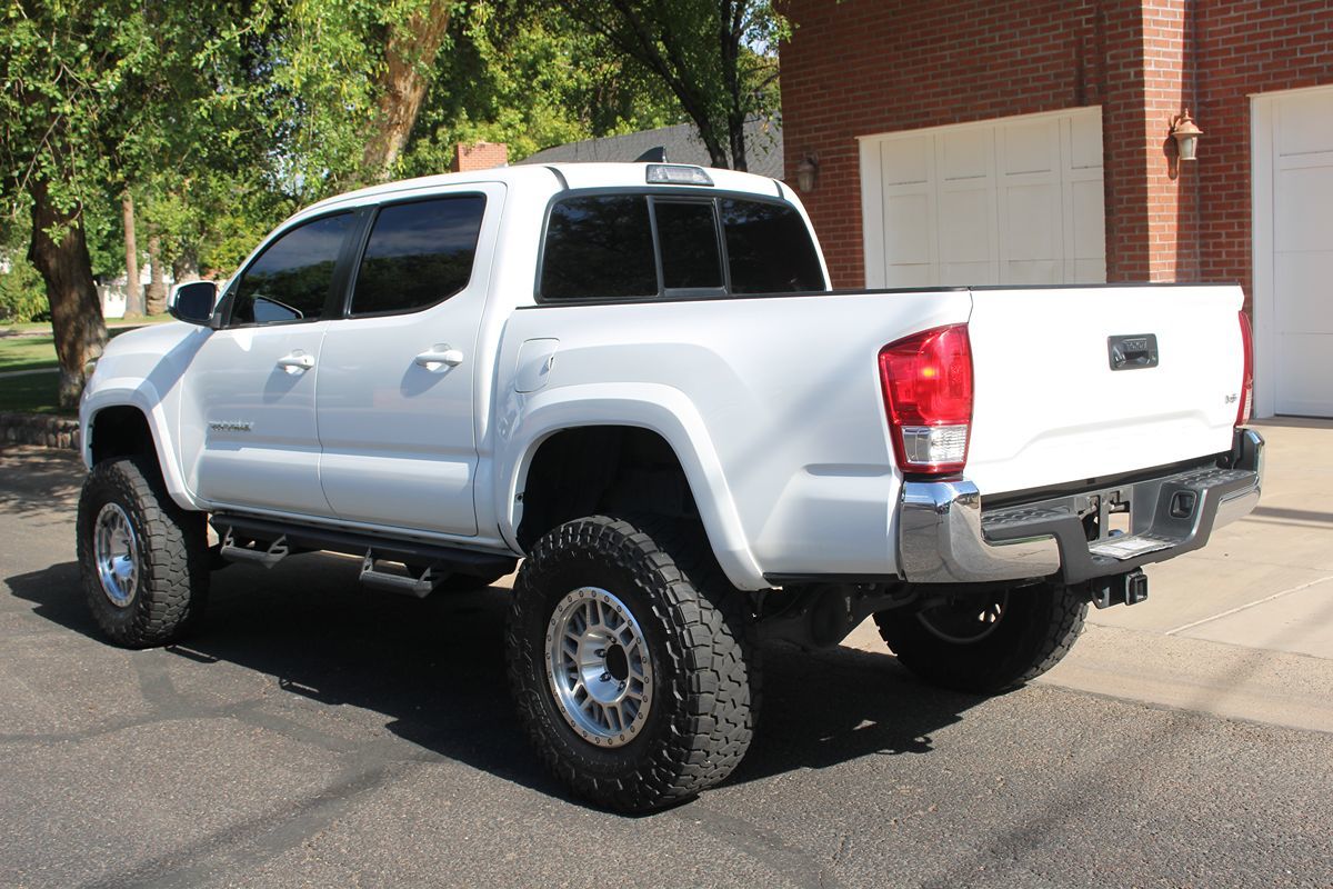 2017 Toyota Tacoma SR5 photo 29