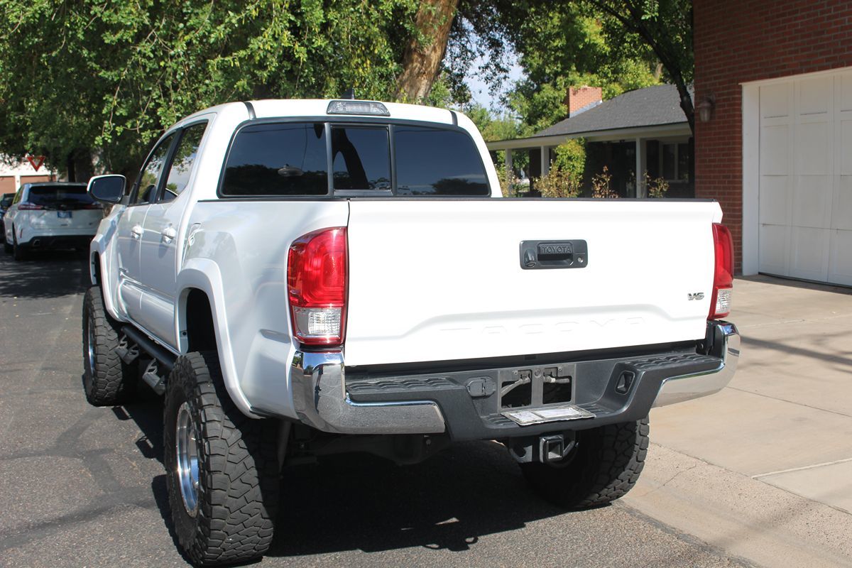 2017 Toyota Tacoma SR5 photo 30