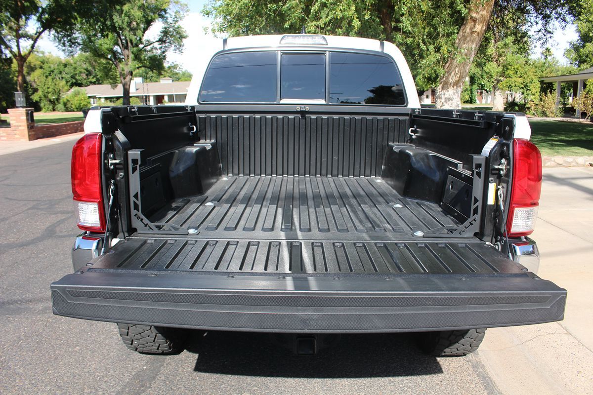2017 Toyota Tacoma SR5 photo 34
