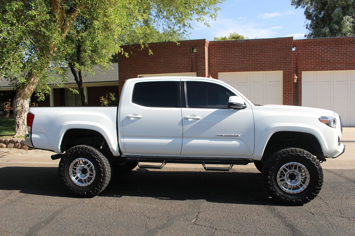 2017 Toyota Tacoma SR5 photo 3