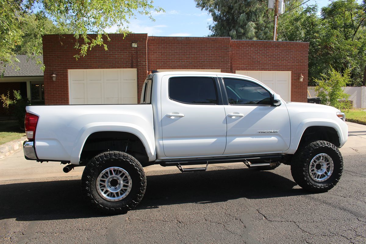 2017 Toyota Tacoma SR5 photo 33