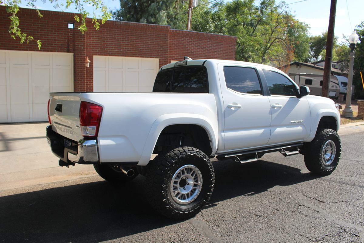 2017 Toyota Tacoma SR5 photo 6