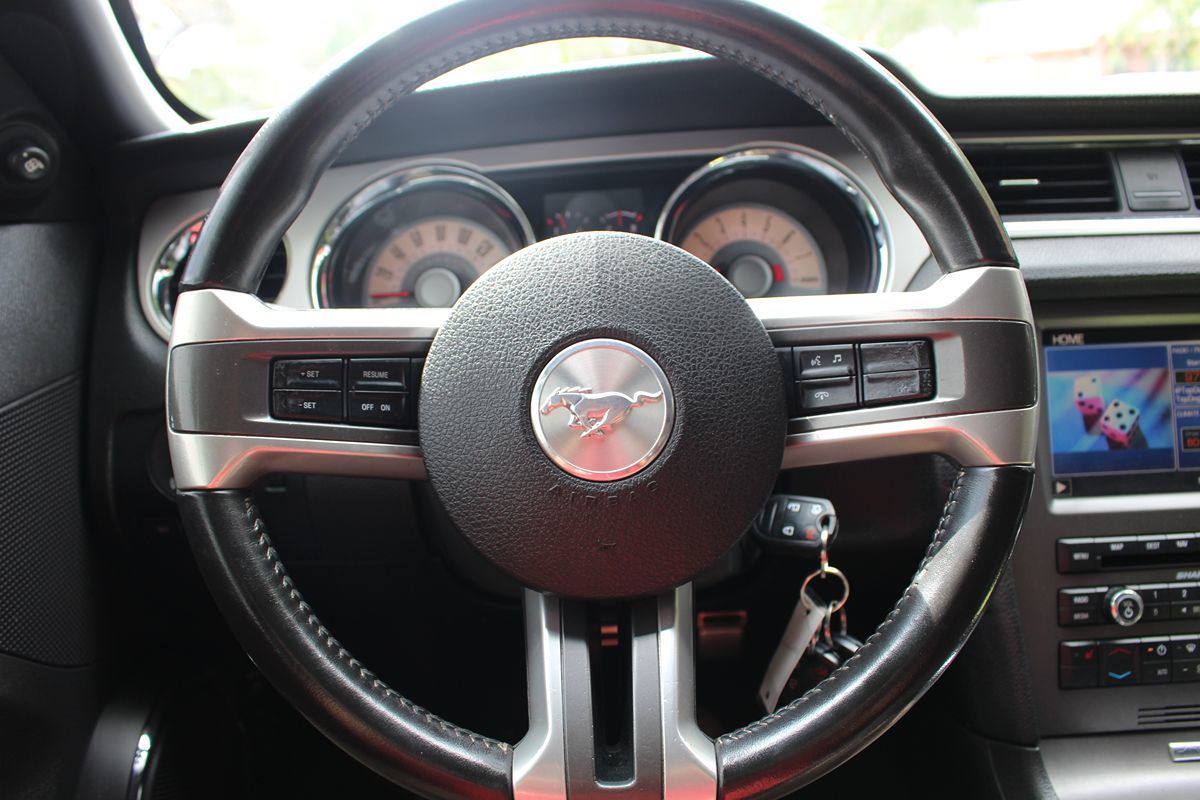 2011 Ford Mustang GT Premium photo 13