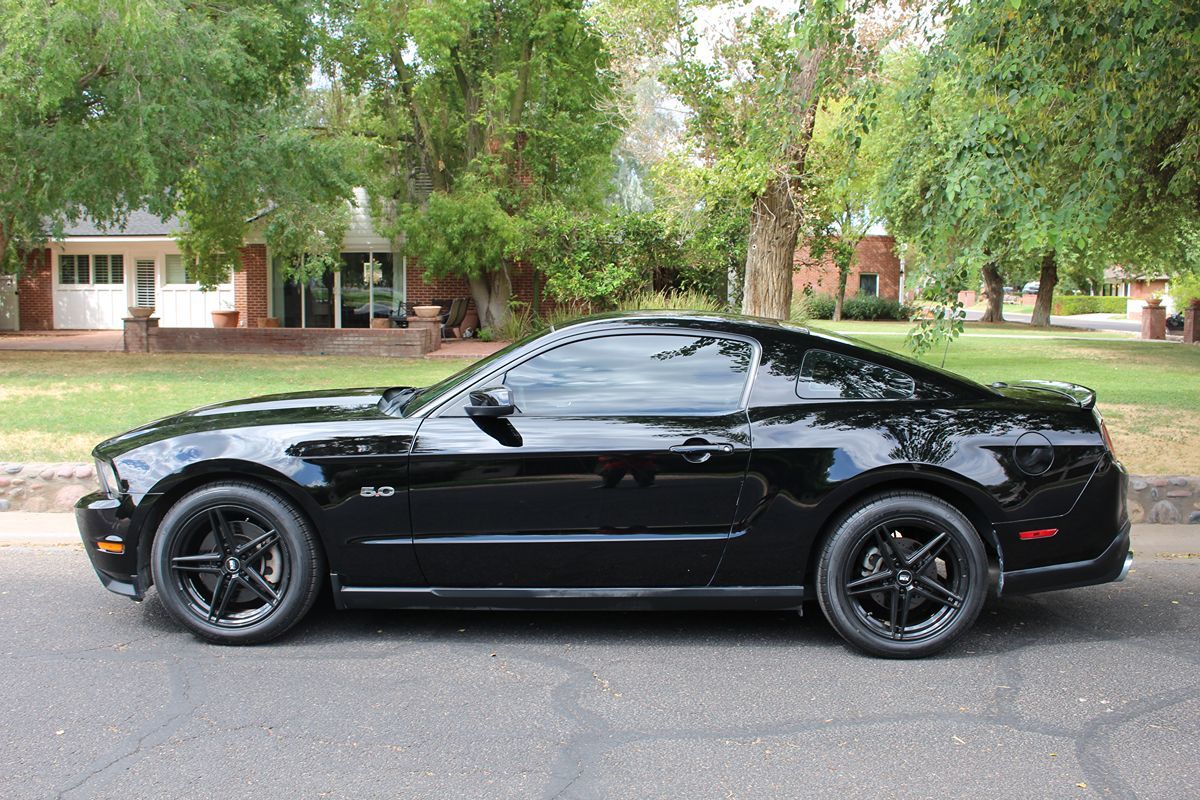 2011 Ford Mustang GT Premium photo 2