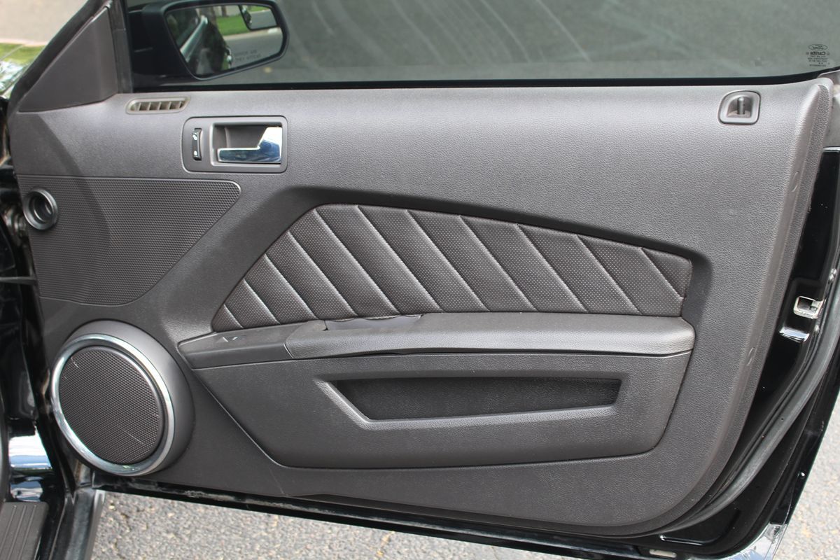 2011 Ford Mustang GT Premium photo 12
