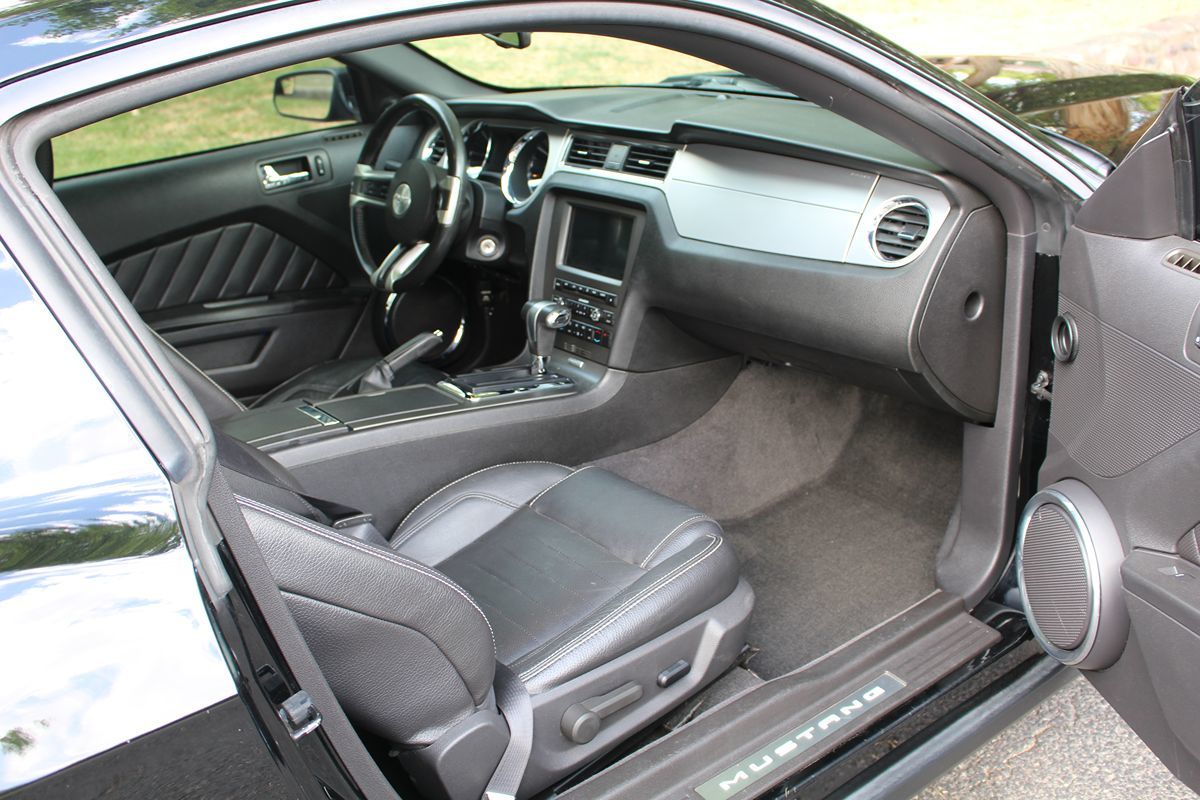 2011 Ford Mustang GT Premium photo 11