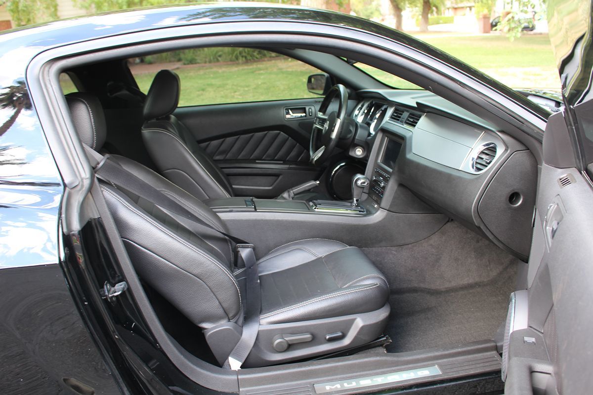 2011 Ford Mustang GT Premium photo 10