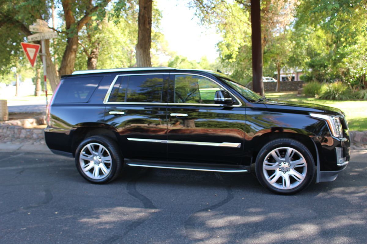 2015 Cadillac Escalade Luxury photo 3