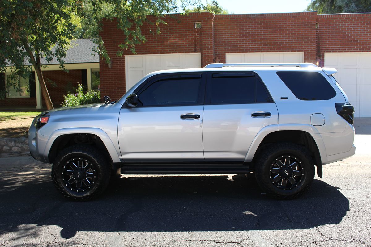 2018 Toyota 4Runner SR5 photo 2