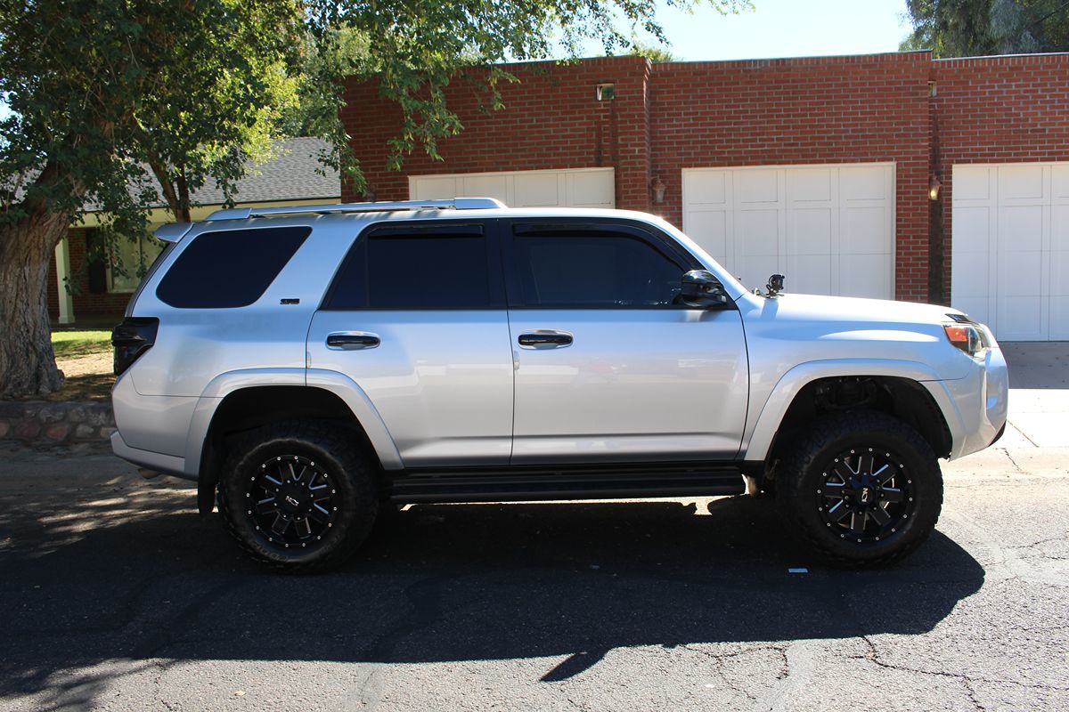 2018 Toyota 4Runner SR5 photo 3