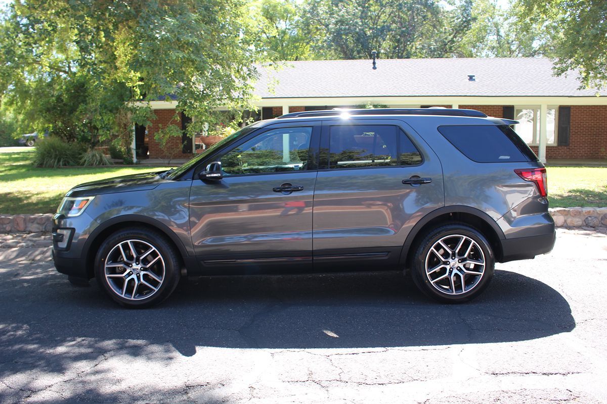 2016 Ford Explorer Sport photo 2