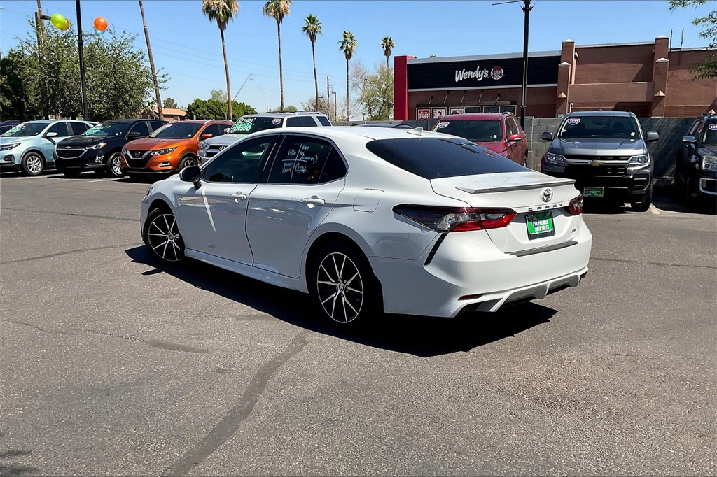 2022 Toyota Camry SE photo 3