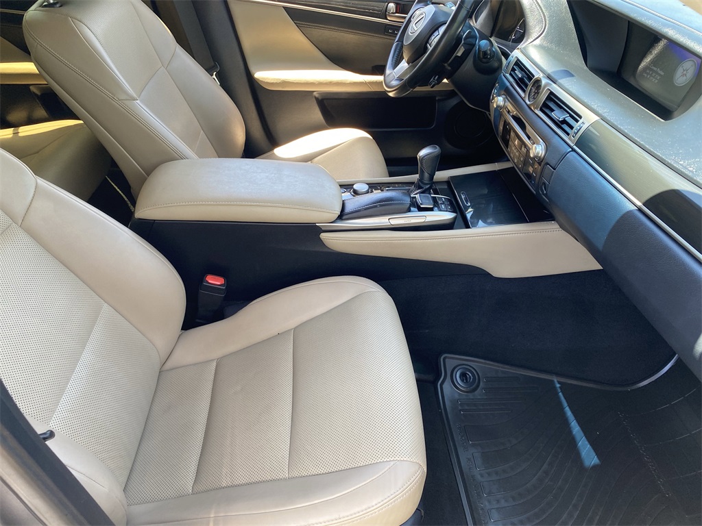 2016 Lexus GS 200t photo 10