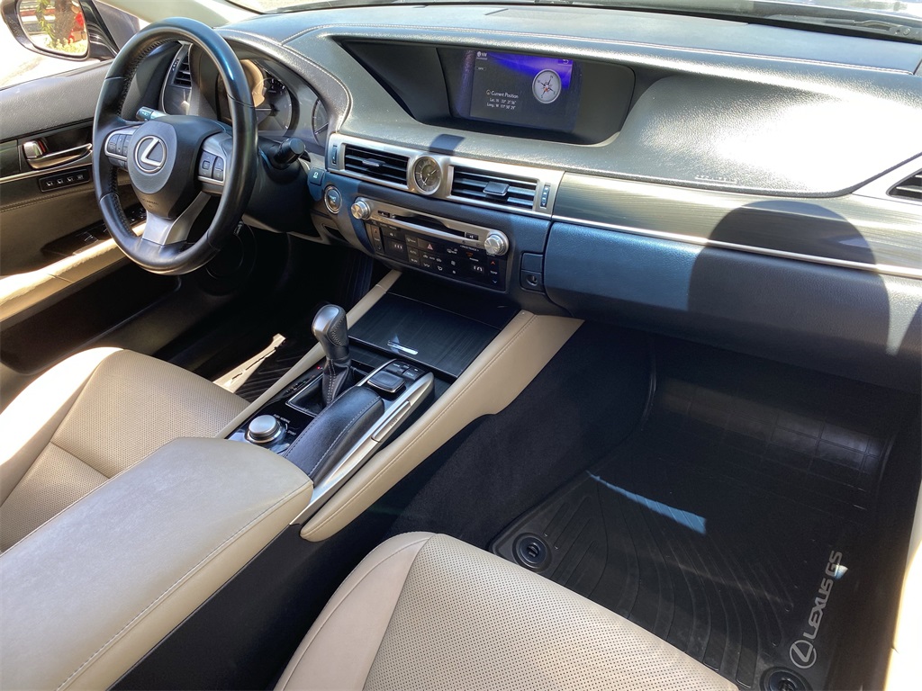 2016 Lexus GS 200t photo 11