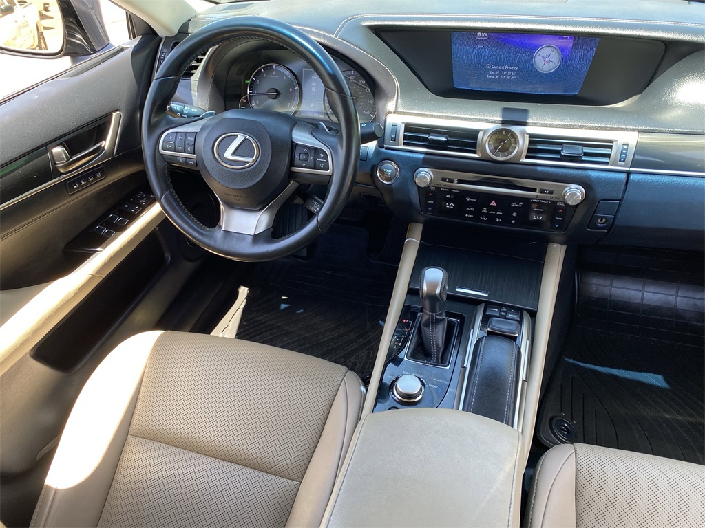 2016 Lexus GS 200t photo 13